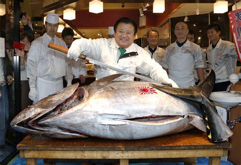 Price of bluefin tuna nosedives at Tokyo auction