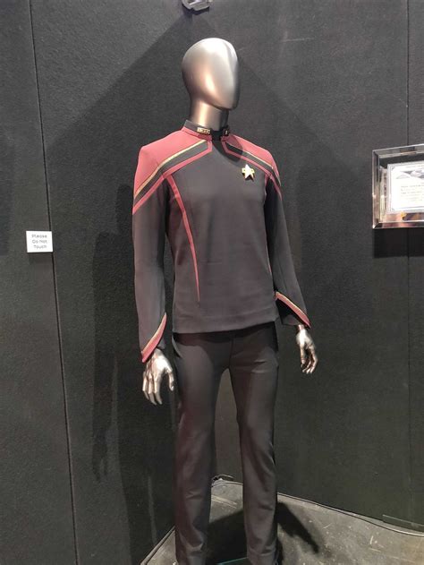 Star Trek Picard: Close Look at New Starfleet Admiral Uniform