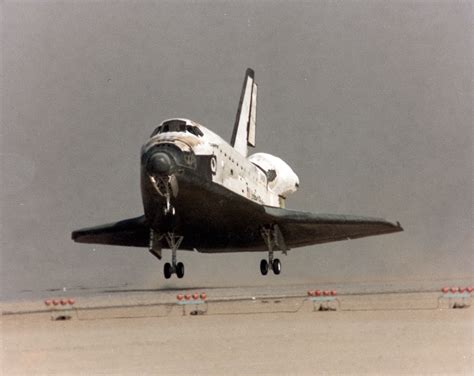 This Rare Photo of the Space Shuttle Challenger Landing Was Taken Less ...