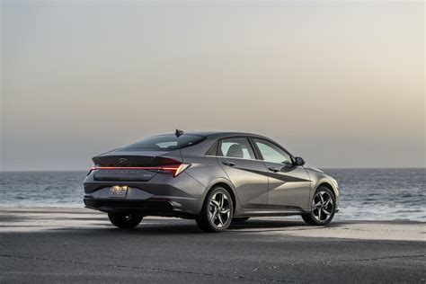 Review update: 2021 Hyundai Elantra Hybrid gets 50 MPG, in a look loud ...