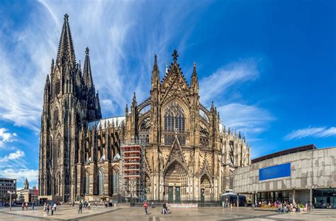 Kölner Dom von Unbekannten über Nacht um 360 Grad gedreht