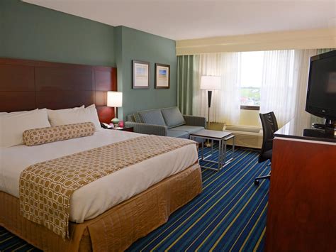 Hotels Near Virginia Beach Convention Center | Crowne Plaza Virginia ...