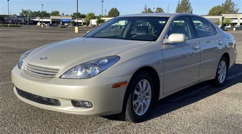 Lot - 2004 Lexus ES 330