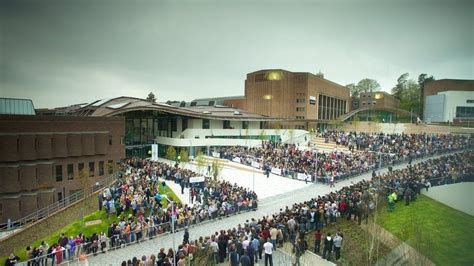 Queen's visit to University of Exeter remembered - BBC News