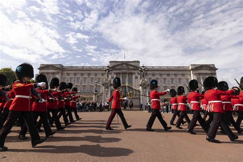 Buckingham Palace sees first new changing of the guard for King Charles ...