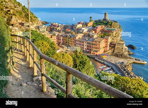 Cinque Terre - tourist hiking trail to Vernazza, Liguria, Italy Stock ...