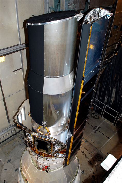 File:Spitzer space telescope pre-launch.jpg - Wikimedia Commons