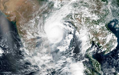 Bangladesh: Cyclone Endangers Rohingya on Silt Island | Human Rights Watch