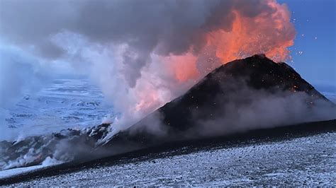 Russia's most active volcano could burst into ‘powerful eruption’ any ...