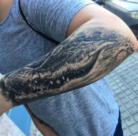 Cocodrilo realista en brazo. Modelo de Lacoste. Realistic tattoo black ...