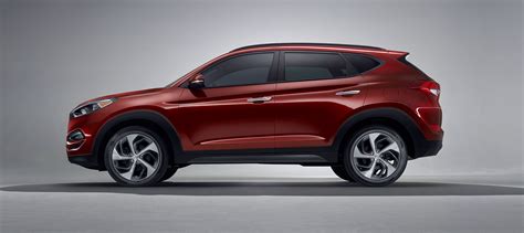 L'extérieur de la Hyundai Tucson rouge 2017 CUV avec les détails ...