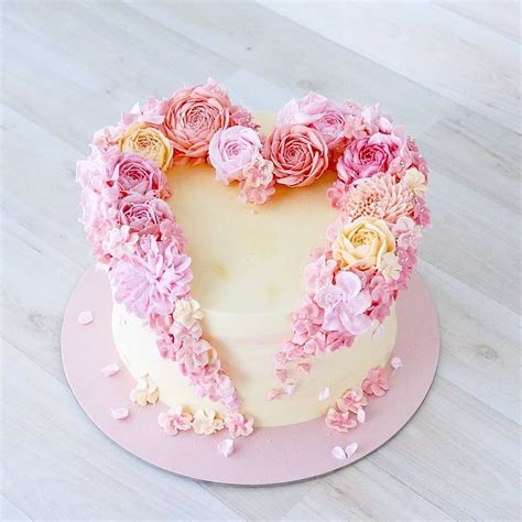 This heart cake is just a round layer cake, with flowers piped on, to ...