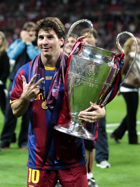 Messi với chiếc UCL trong tay messi with ucl trophy wallpaper đầy sáng tạo