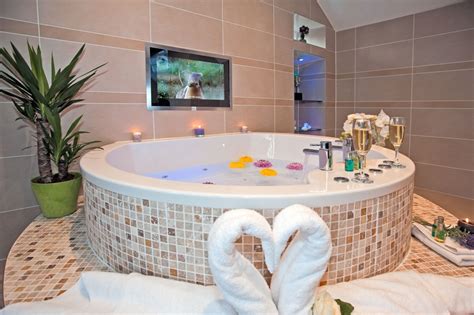 Sweetheart Suite with Hot Tub and Spa Bathroom - Windermere Boutique ...