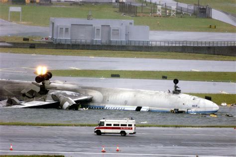 Crash of a McDonnell Douglas MD-11 in Hong Kong: 3 killed | Bureau of ...