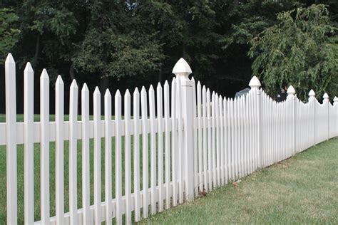 Picket Fence : Vinyl fence in a variety of colors and styles