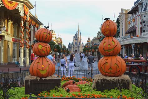 Magic Kingdom Halloween Decorations | Disney halloween decorations ...