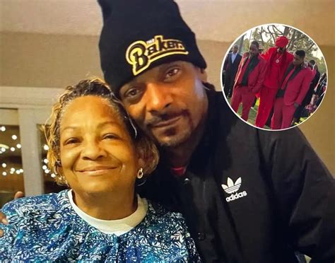 Snoop Dogg Mourns At His Mother Beverly Tate's Funeral