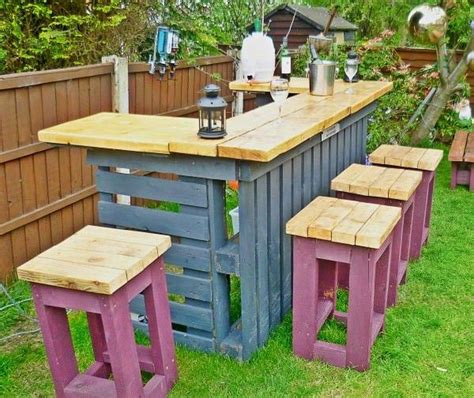 DIY Fun 101: Building Pallet Outdoor Bar and Stools