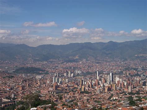 File:Panoramica de Medellin-Colombia.jpg - Wikipedia