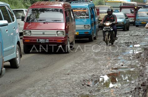 JALAN RUSAK | ANTARA Foto