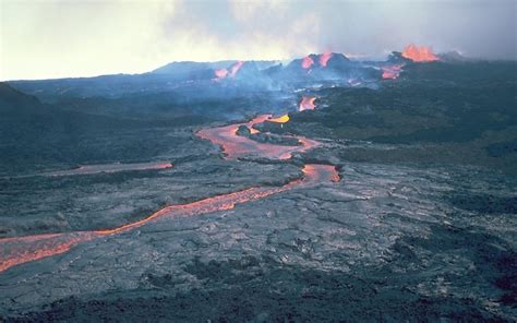 Effusive eruption - Wikipedia