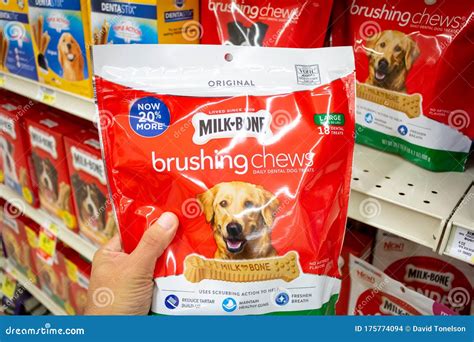 Milk Bone chews editorial stock image. Image of aisle - 175774094