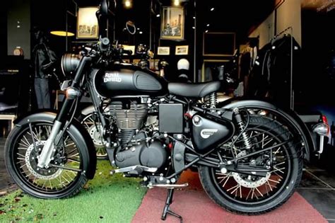 Royal Enfield Classic 500 Stealth Black - In Images