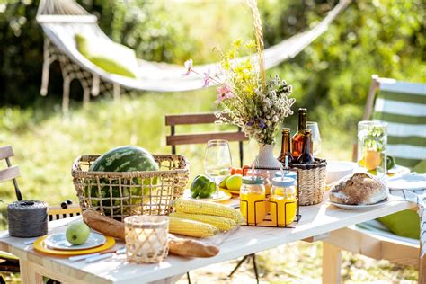 Backyard Picnic Ideas That Go Way Beyond Gingham - STATIONERS