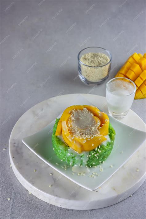 Premium Photo | Mango sticky rice pandan or mango with pandan sticky ...