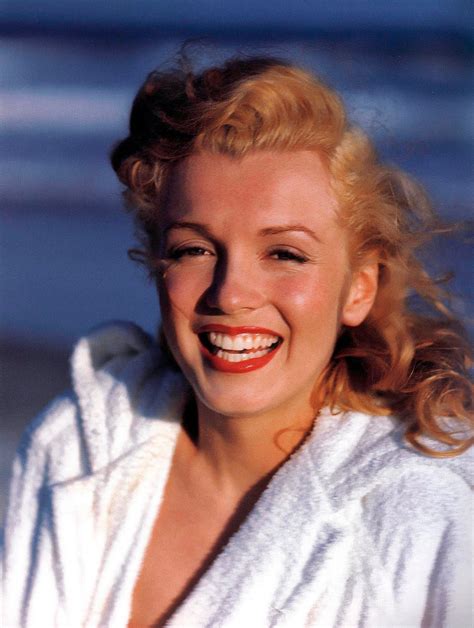 Celebrity Fashion Styles: Marilyn Monroe Beach Photo Shoot