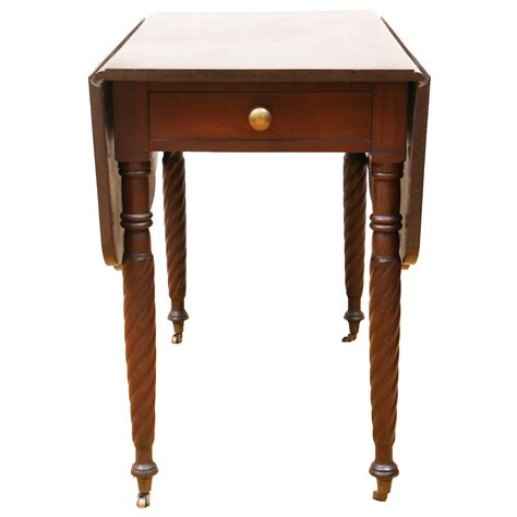 Antique Federal Mahogany Drop-Leaf Table, Early 19th Century | EBTH