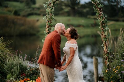 The Cutest, Coziest Wedding at Hobbiton — Dear White | Auckland Wedding ...