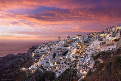 A spectacular sunset over the cliffside houses of Oia, Santorini [OC ...