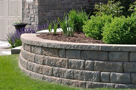 How to build a block retaining wall, which will complement your garden