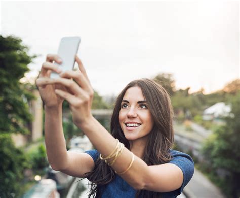 How To Take A Good Selfie: 12 Selfie Tips To Consider | Allure