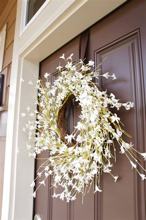 Pretty Dubs: HOW TO HANG A DOOR WREATH {without nails}