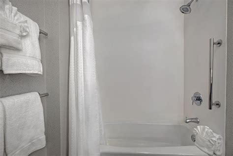 Holiday Inn Express & Suites Milwaukee - Brookfield, an IHG Hotel ...