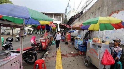 Koalisi Pejalan Kaki Protes Trotoar di DKI Jakarta Dijadikan Lokasi ...