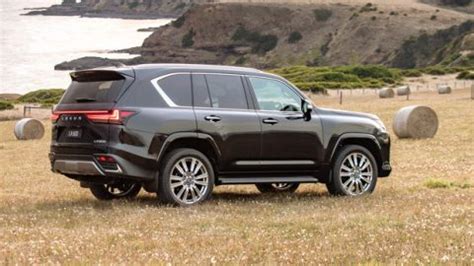 Lexus TX: high-performance AWD hybrid TX500h inbound - Chasing Cars