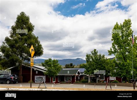 Oakhurst California businesses on the road to Yosemite National Park in ...