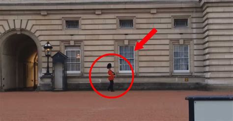 Buckingham Palace Guard Caught On Camera Making Visitors LAUGH! This ...