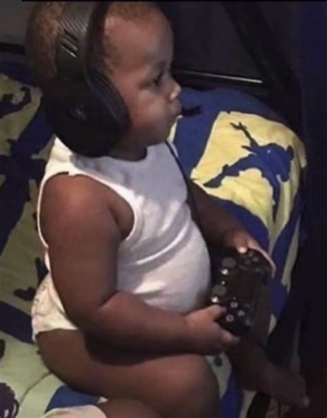 baby playing a ps4 : r/pics