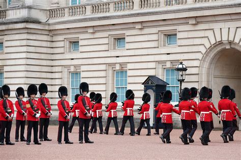 Buckingham Palace guard ceremony returns after COVID hiatus