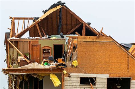 Powerful EF4 tornado rips through Kansas, injures 18 and shuts down ...