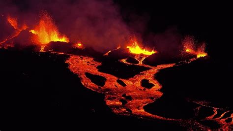 Peak of the Furnace shield volcano erupts overnight - YouTube