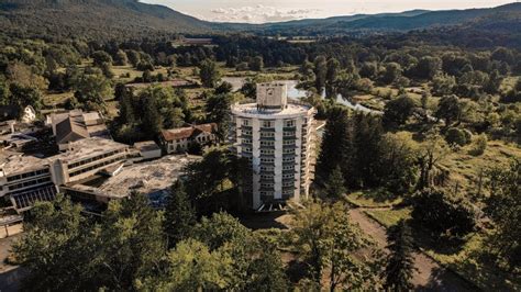 Spooky Abandoned Ski Resort In New York Frozen In Time