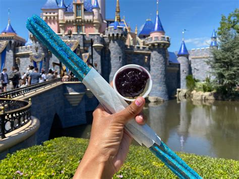 REVIEW: Festive 'Blueberry Looks Good on You' Churro with Blueberry ...