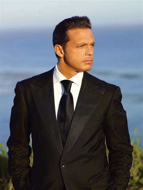 Biography of Luis Miguel - Biography Archive