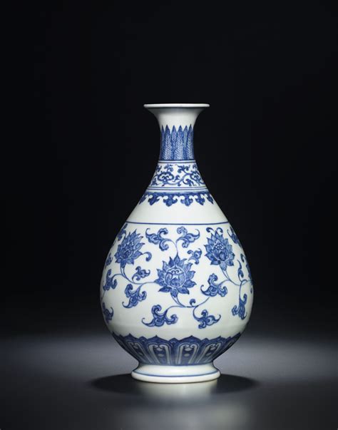 A VERY RARE MING-STYLE BLUE AND WHITE VASE, YUHUCHUNPING , QING DYNASTY ...